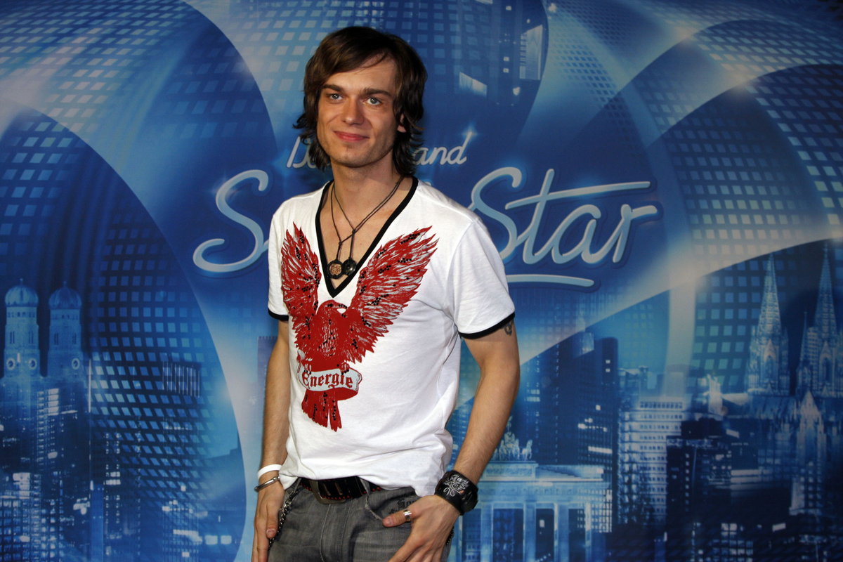Thomas Godoj vor dem DSDS-Logo