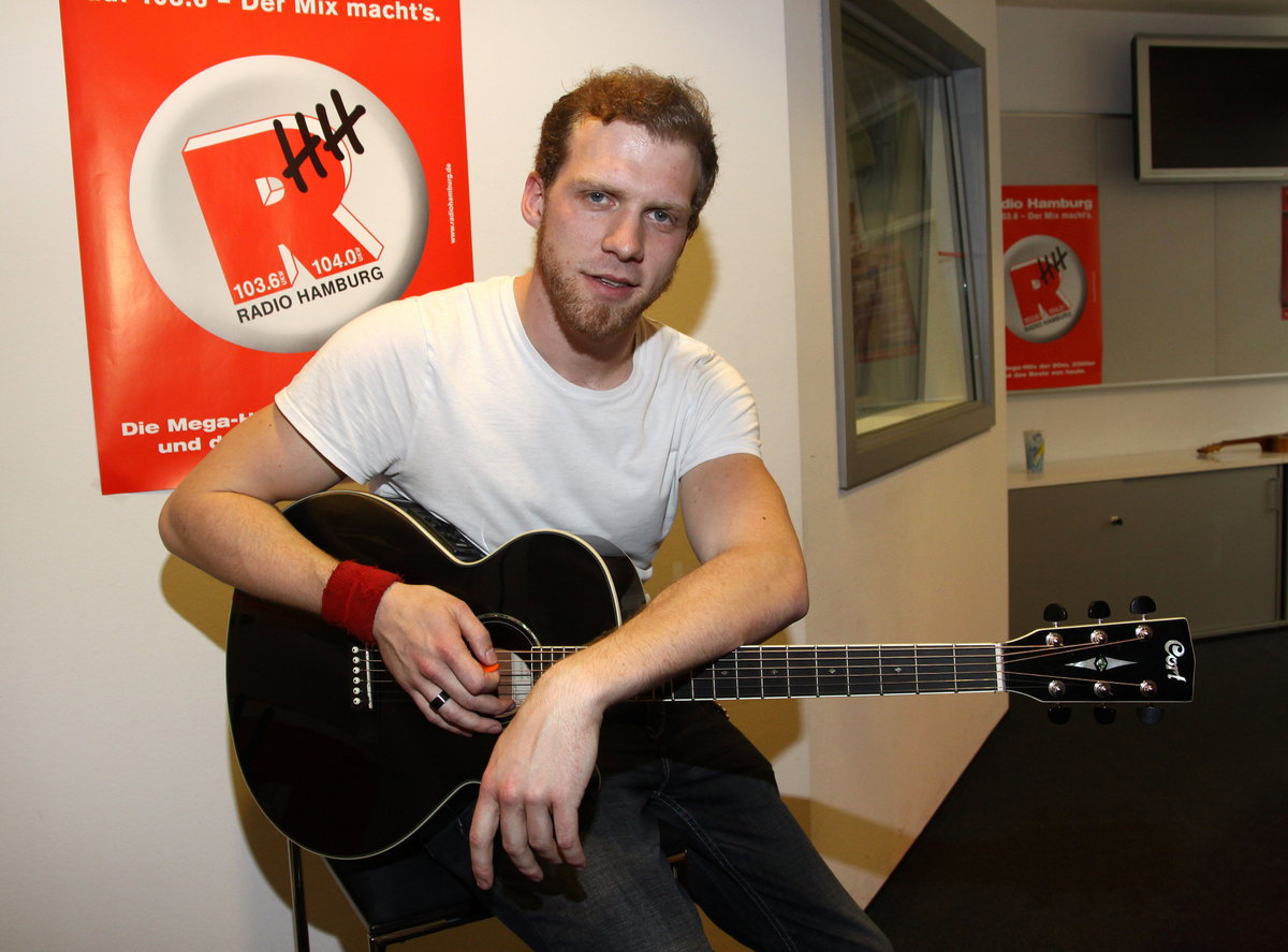 Tobias Regner posiert mit einer Gitarre
