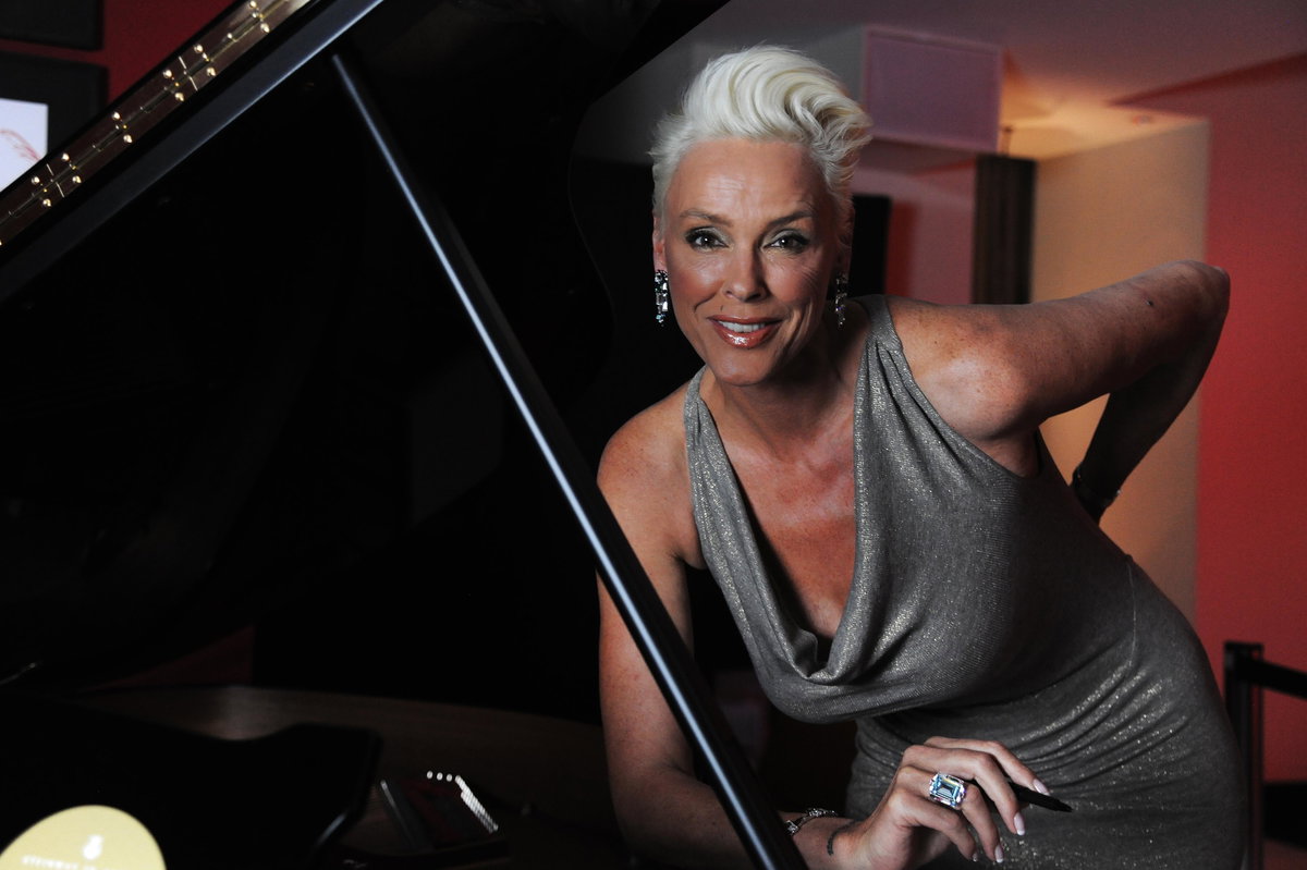 Brigitte Nielson in silbernen Kleid
