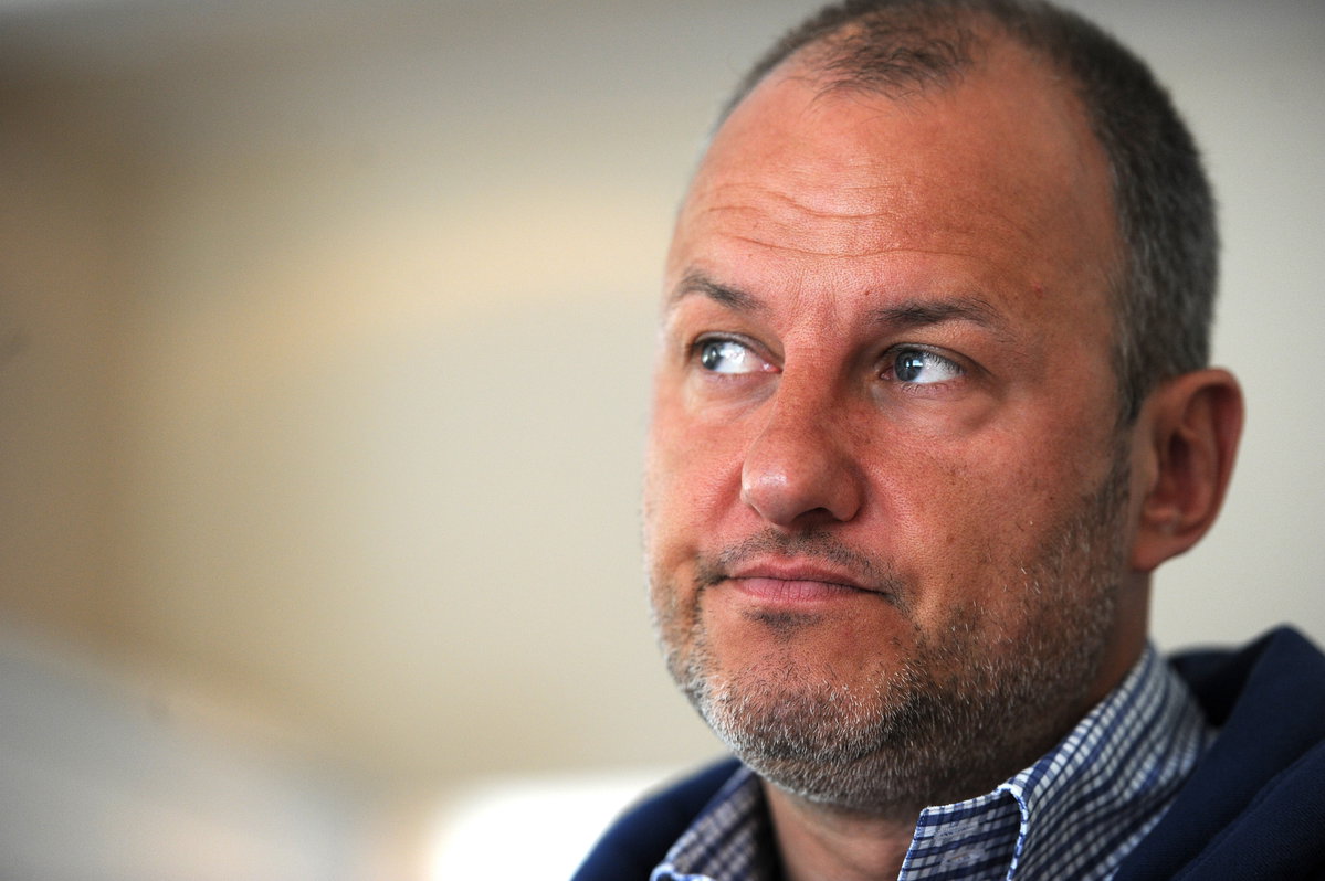 Frank Rosin sieht enttäuscht zur Seite