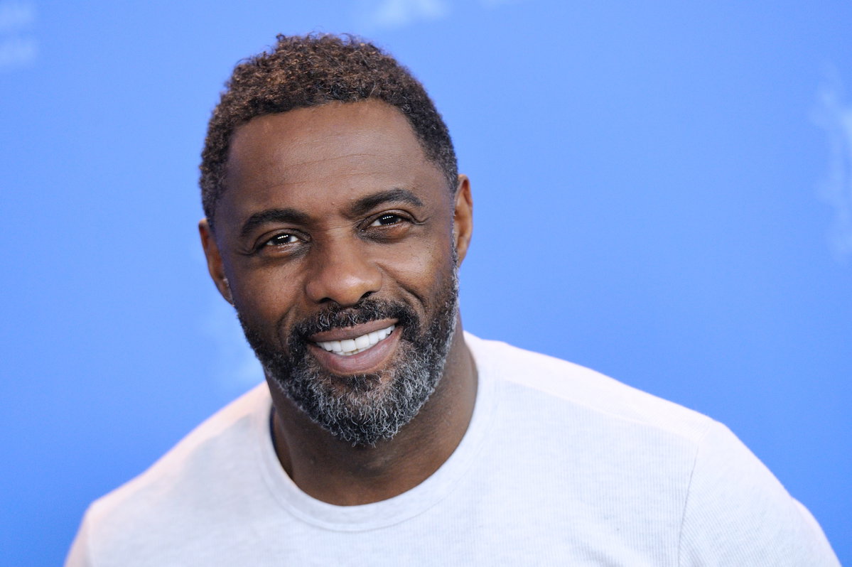 Idris Elba lächelt