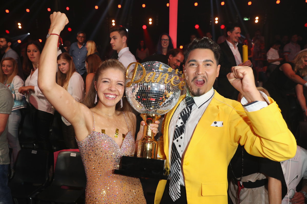 Victoria Swarovski und Erich Klann mit ihrem "Let's Dance"-Pokal