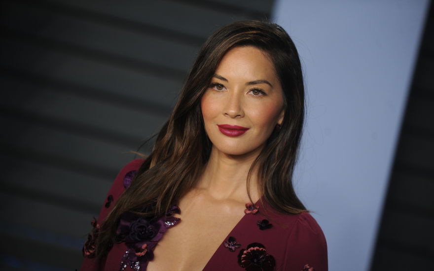 Olivia Munn guckt ernst