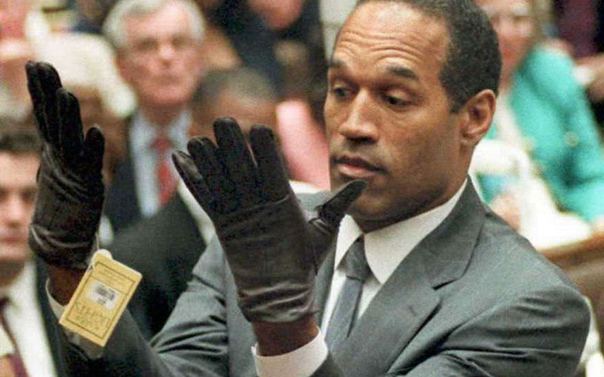 O.J. Simpson probiert Handschuhe im Gerichtssaal an