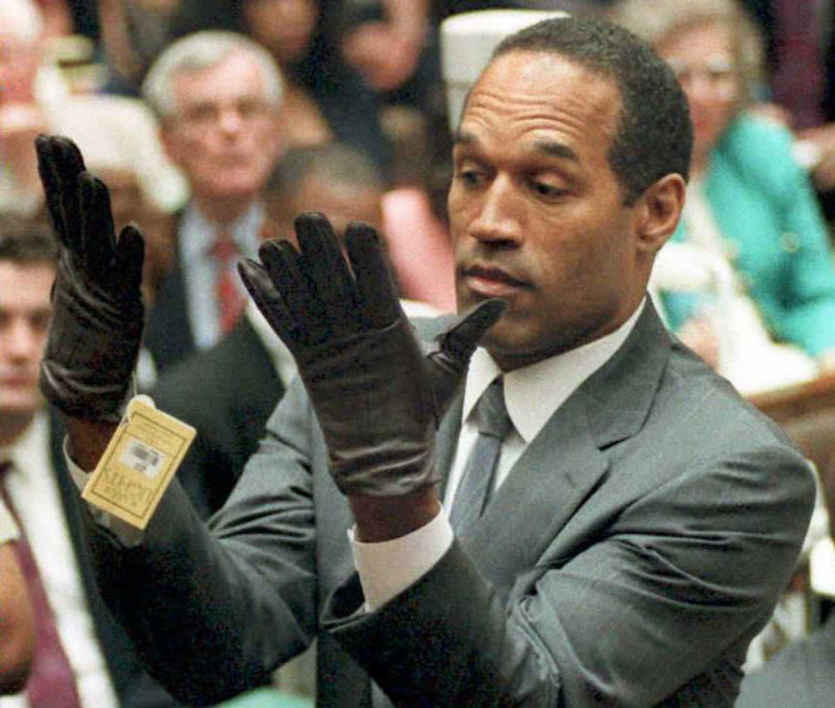 O.J. Simpson probiert Handschuhe im Gerichtssaal an