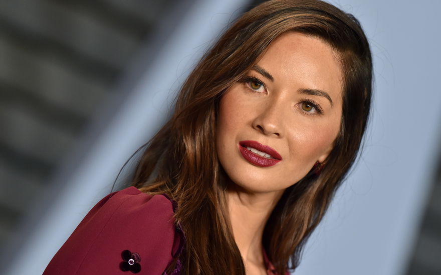 Olivia Munn blickt ernst