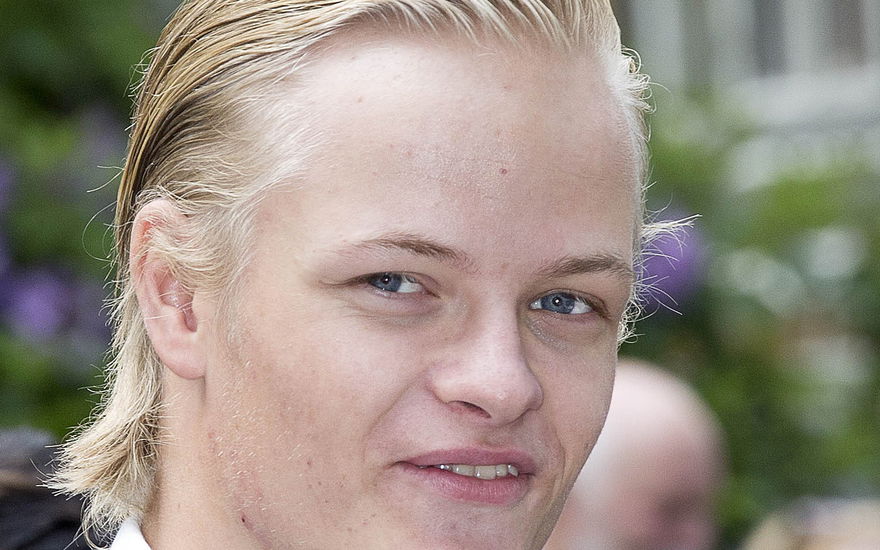 Marius Borg Hoiby blickt seitlich in die Kamera