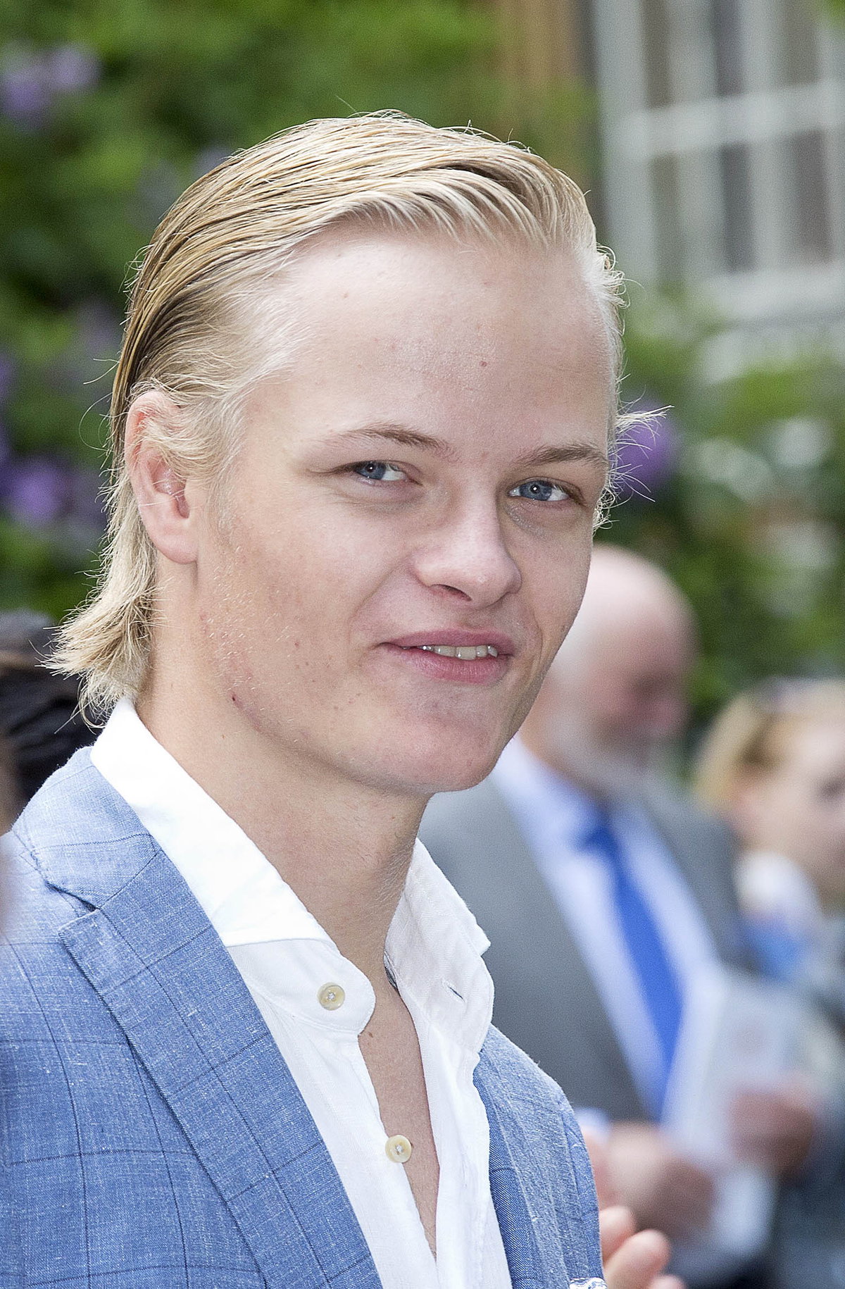 Marius Borg Hoiby blickt seitlich in die Kamera