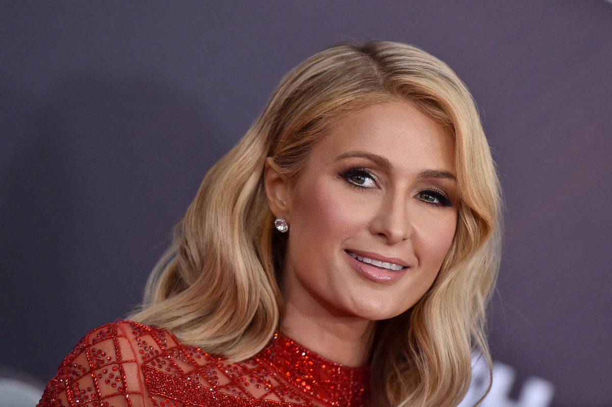Paris Hilton guckt glücklich.