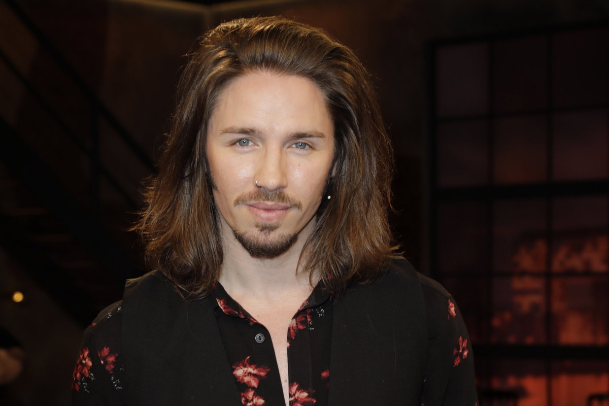 Gil Ofarim lächelt