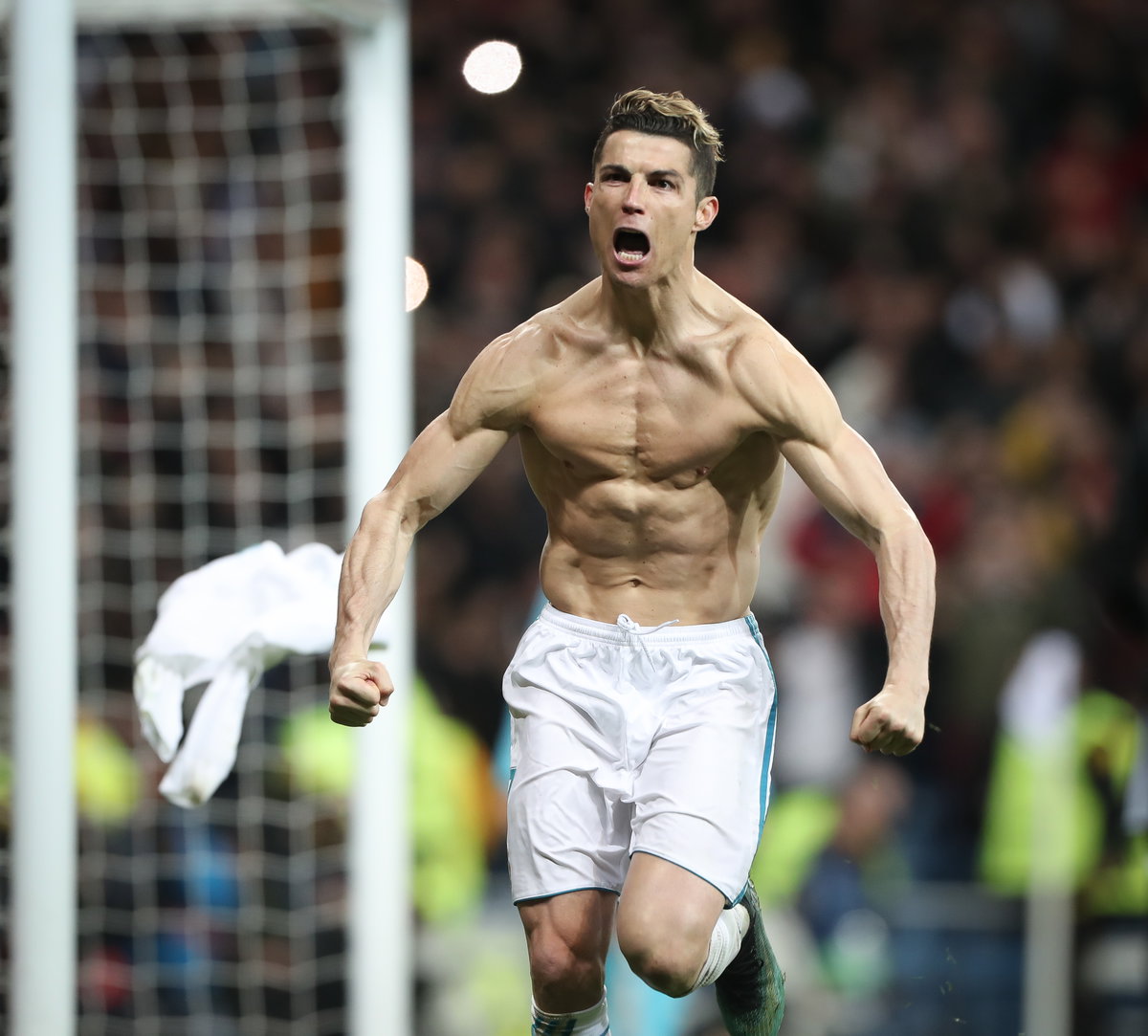 Cristiano Ronaldo jubelt ohne Trikot