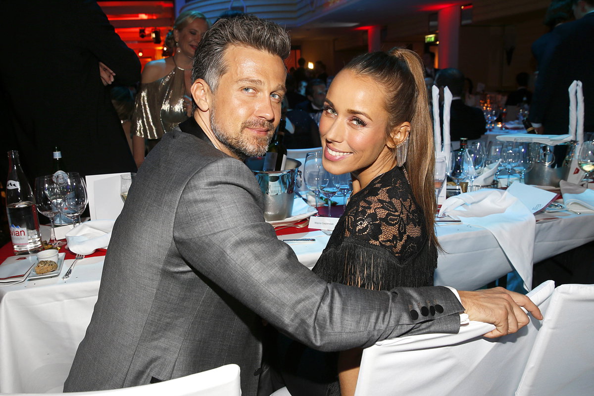 Wayne und Annemarie Carpendale sitzen nebeneinander