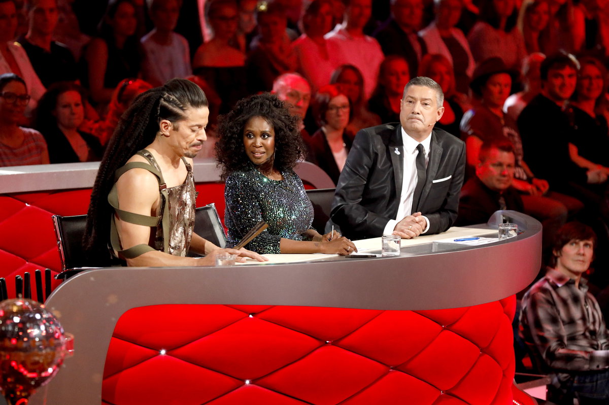 Jorge Gonzalez, Motsi Mabuse und Joachim Llambi sitzen am Jurypult von Let's Dance