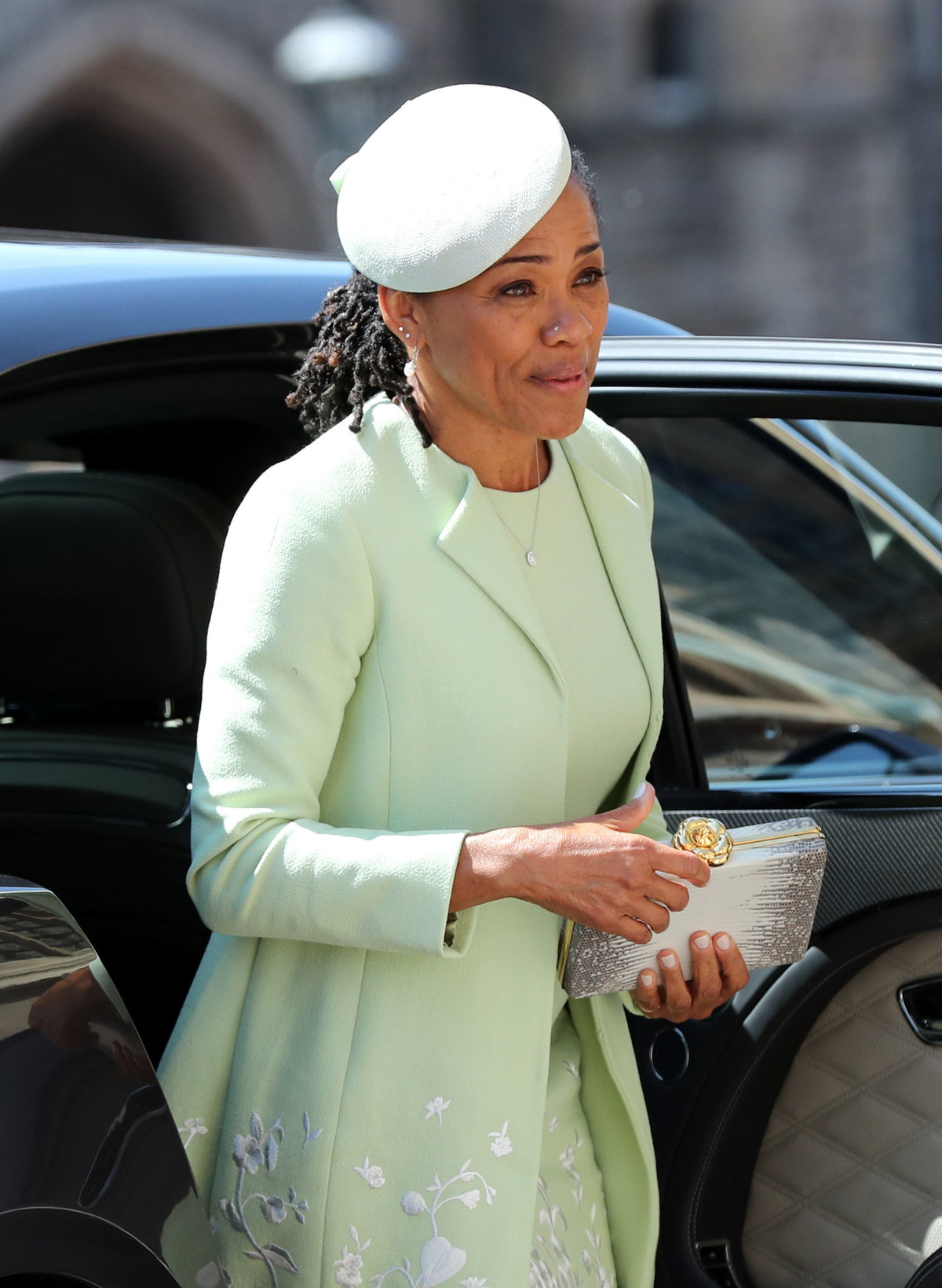 Doria Ragland steigt im grünen Kleid aus dem Auto