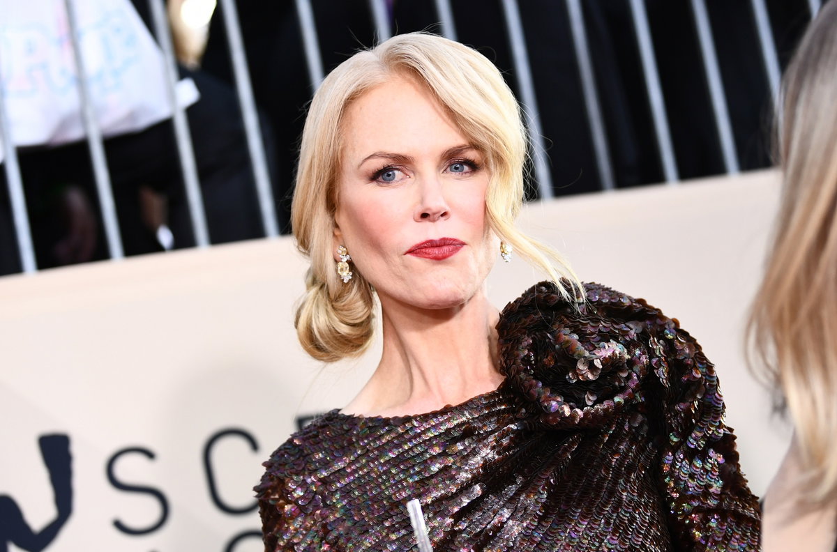 Nicole Kidman guckt ernst