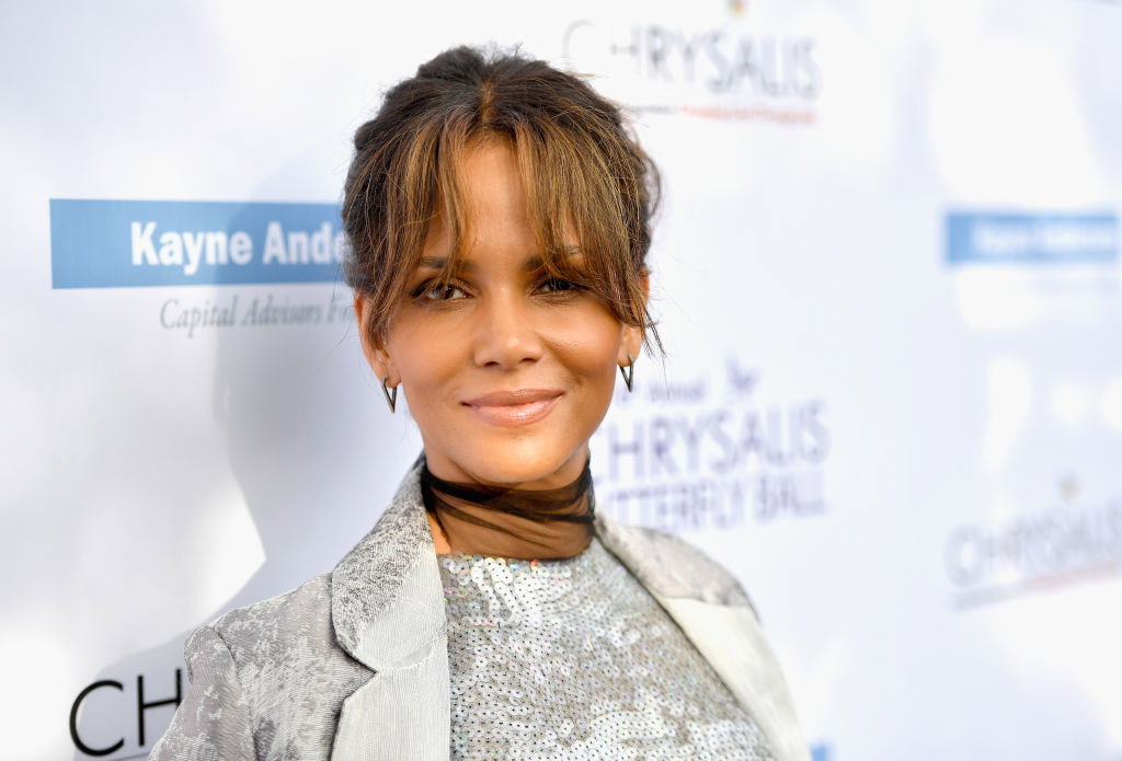 Halle Berry lächelt