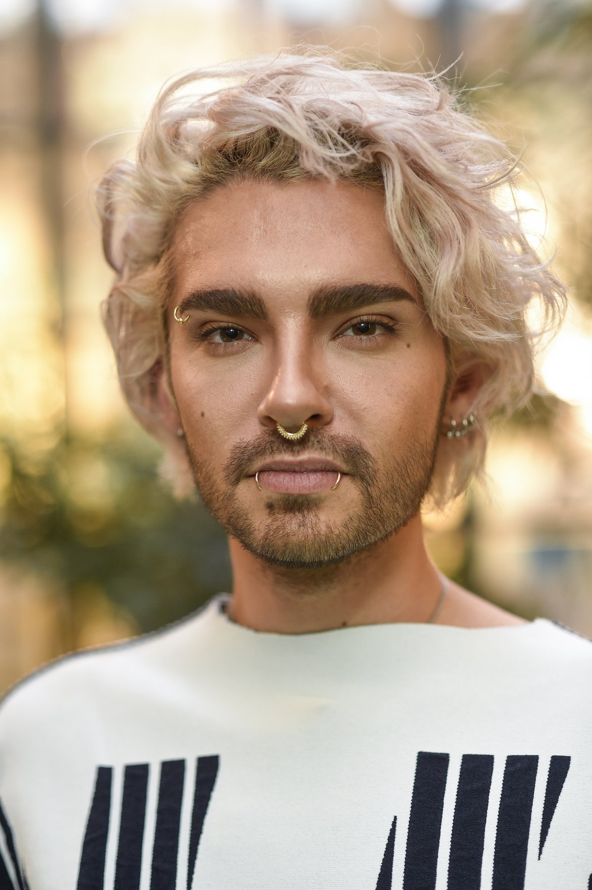 Bill Kaulitz guckt in die Kamera.