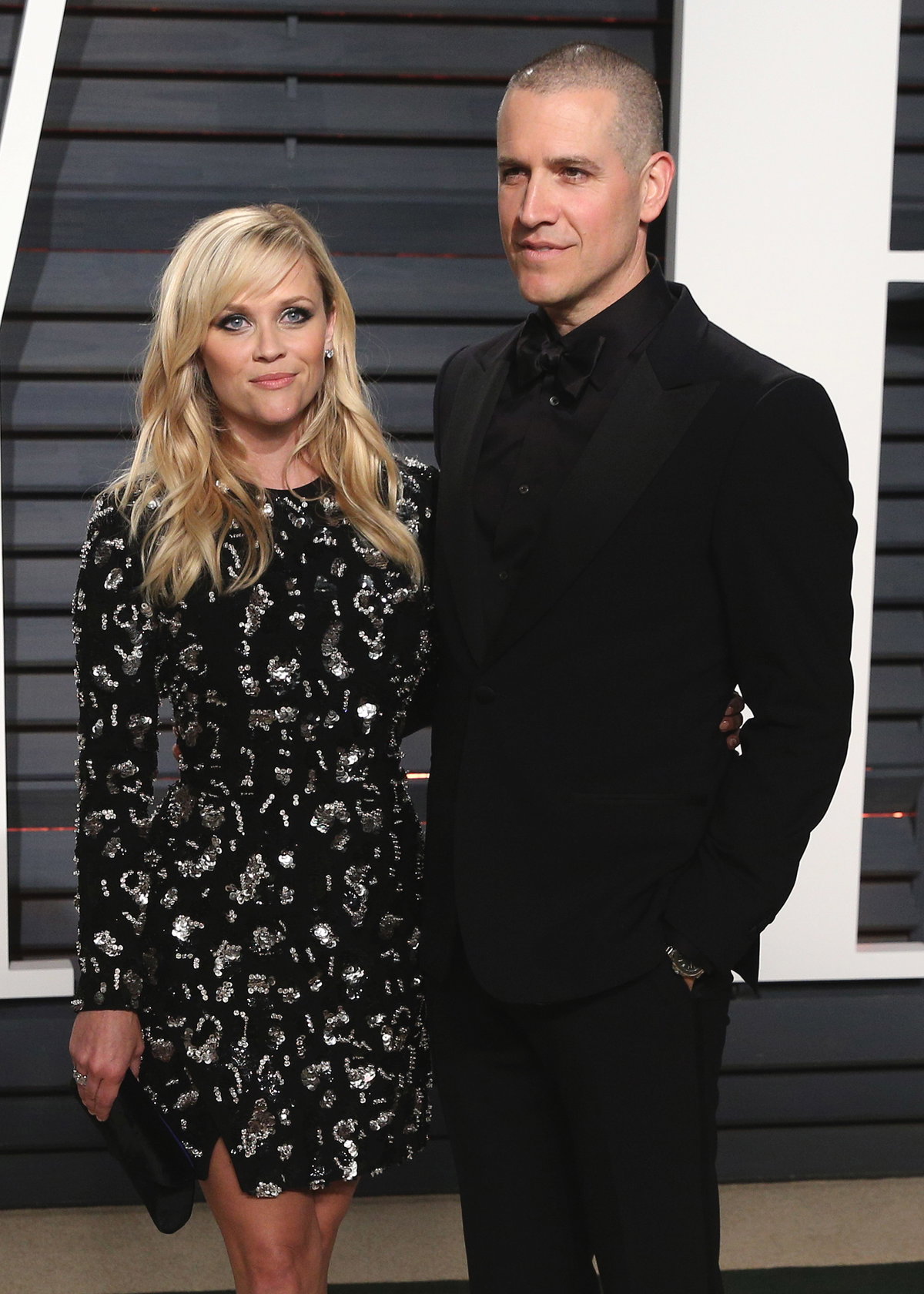 Reese Witherspoon und Ehemann Jim Toth stehend auf einer Veranstaltung