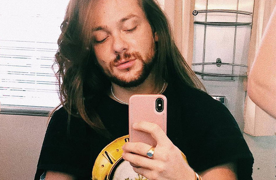 Riccardo Simonetti guckt traurig mit Handy in der Hand