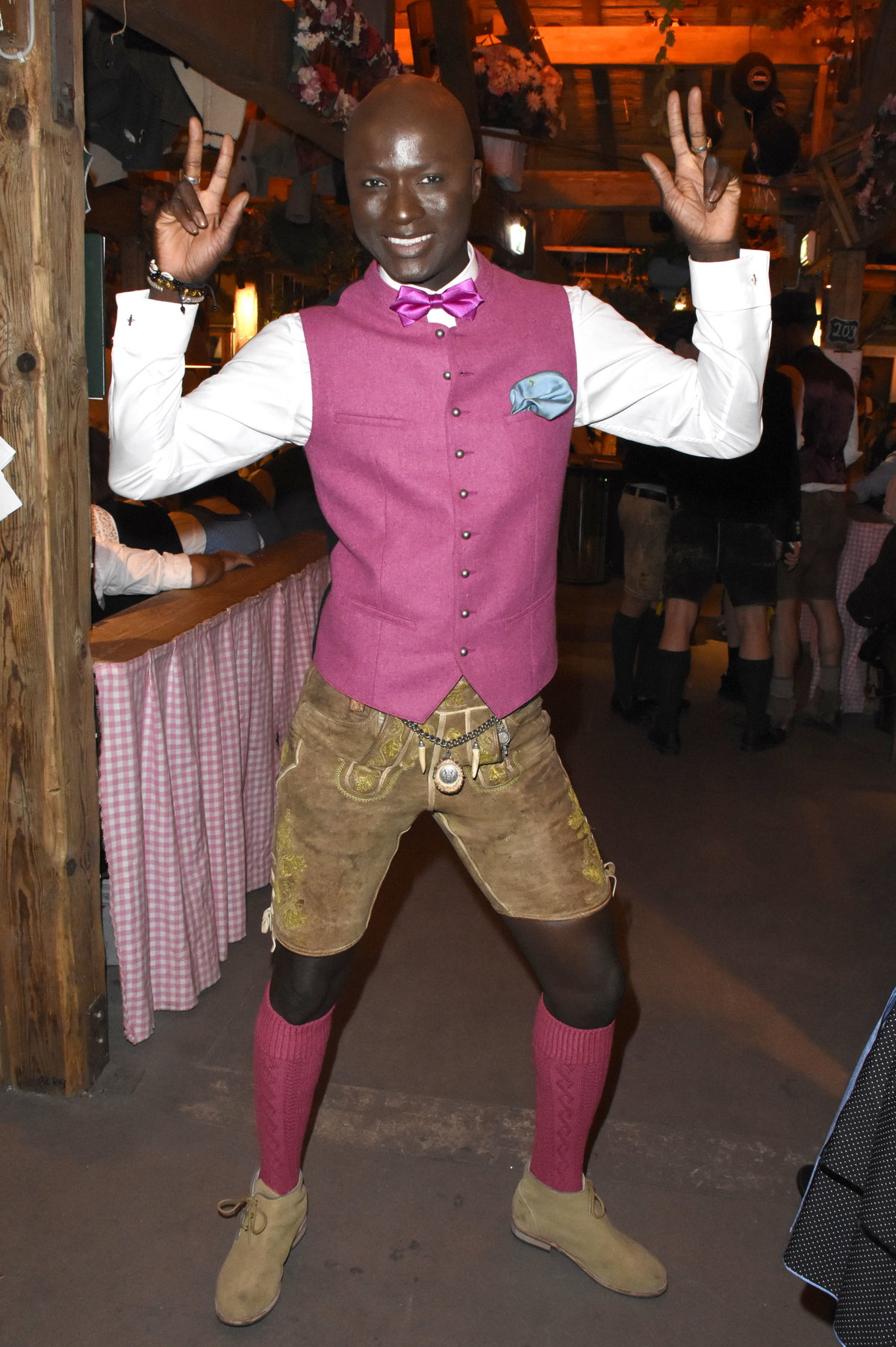 Papis Loveday in Wiesn Tracht