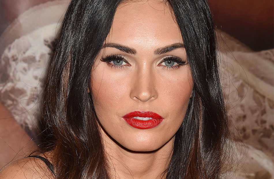 Megan Fox guckt ernst