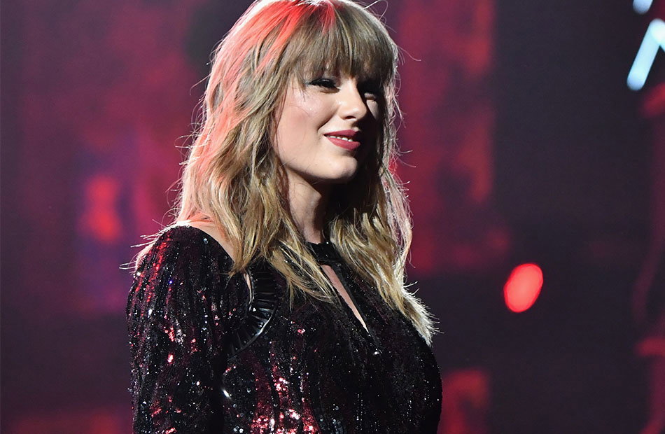 Taylor Swift lächelt auf der Bühne