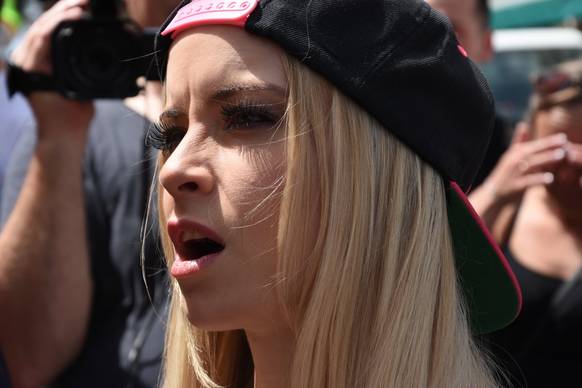 Mia Julia steht erschrocken mit offenem Mund da