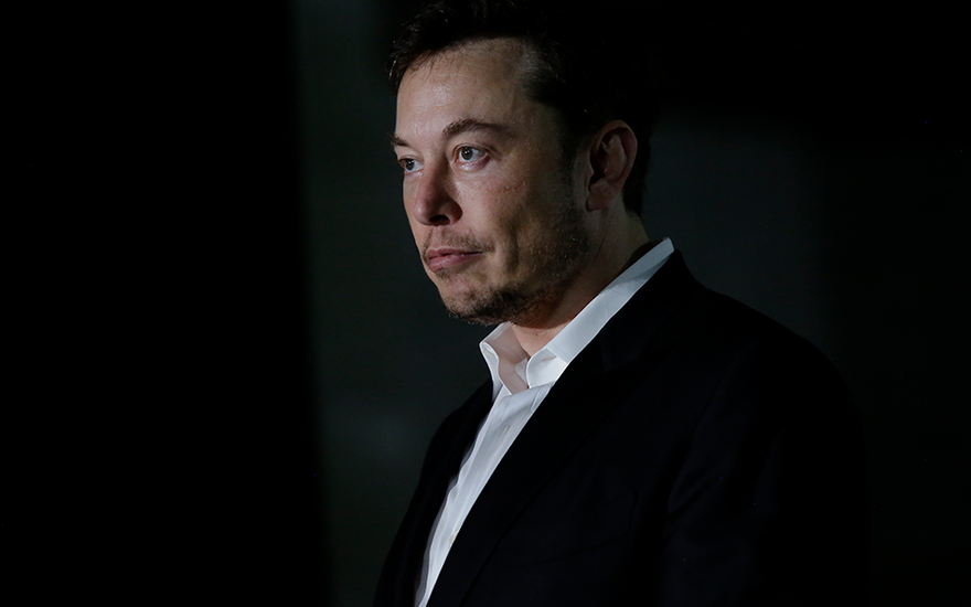 Elon Musk guckt in die Ferne.