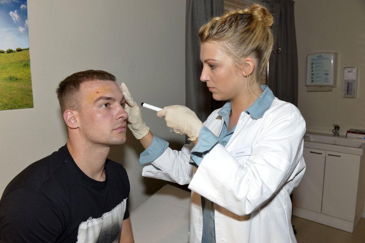 Lilly untersucht Chris bei GZSZ