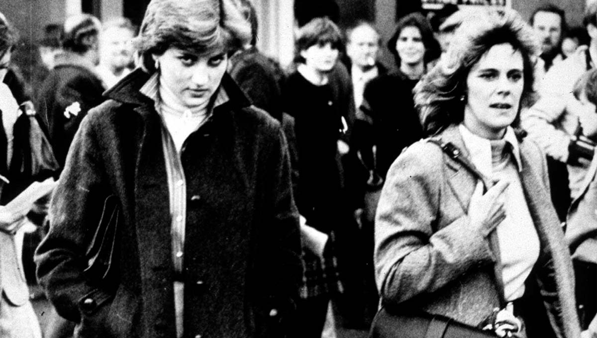 Prinzessin Diana und Camilla Parker-Bowles gehen nebeneinander