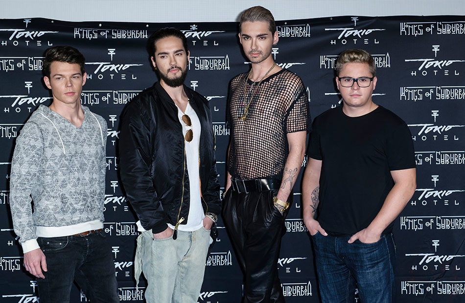 Die Jungs von Tokio Hotel posieren nebeneinander