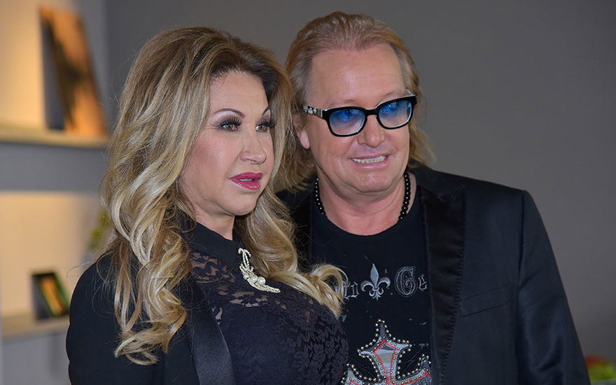 Carmen und Robert Geiss posieren für Fotografen und gucken ernst