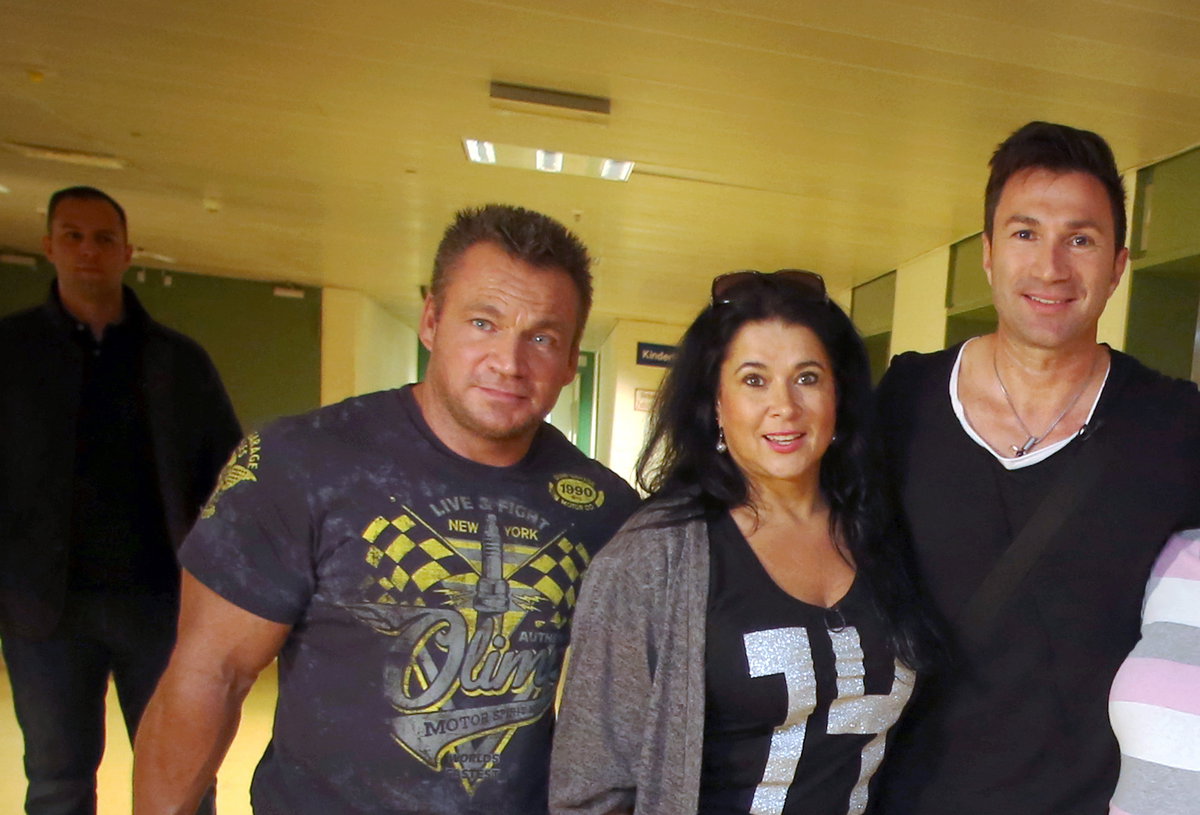Peter Klein, Iris Klein und Lucas Cordalis lächeln.