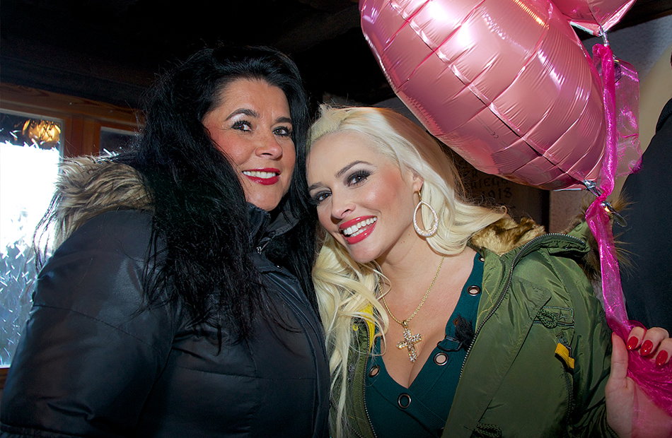 Iris Klein und Daniela Katzenberger glücklich mit Luftballons