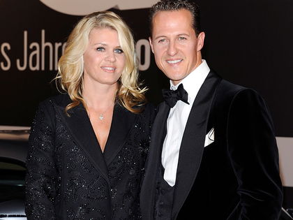 Michael Schumacher: Er unterschreibt Formel-1-Helm – mithilfe von Ehefrau Corinna