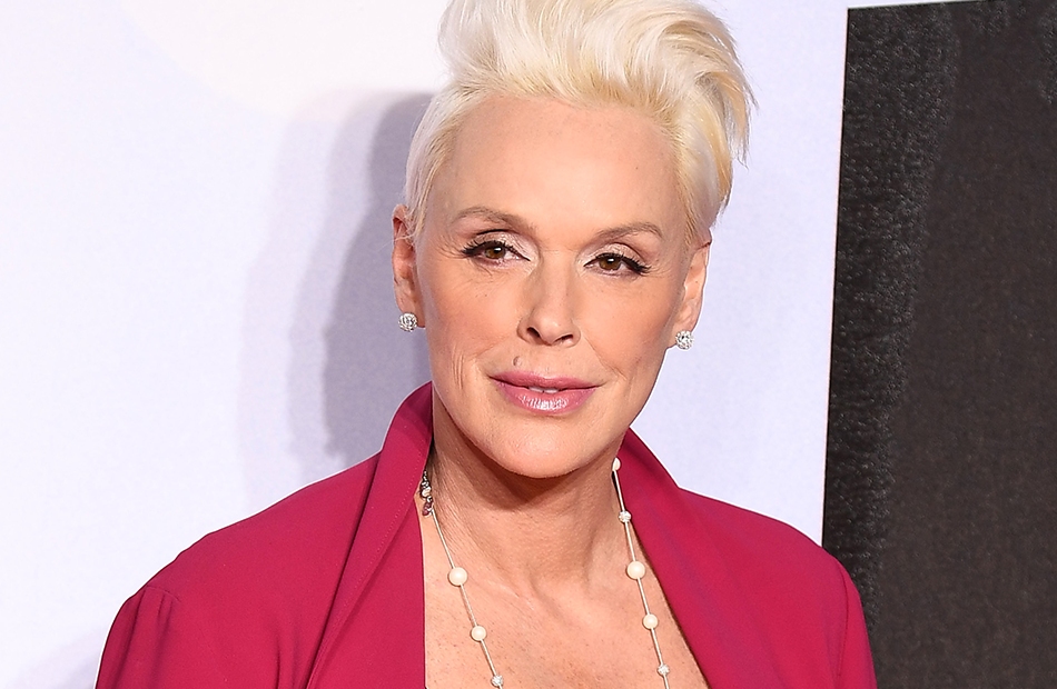 Brigitte Nielsen vor weißer Wand