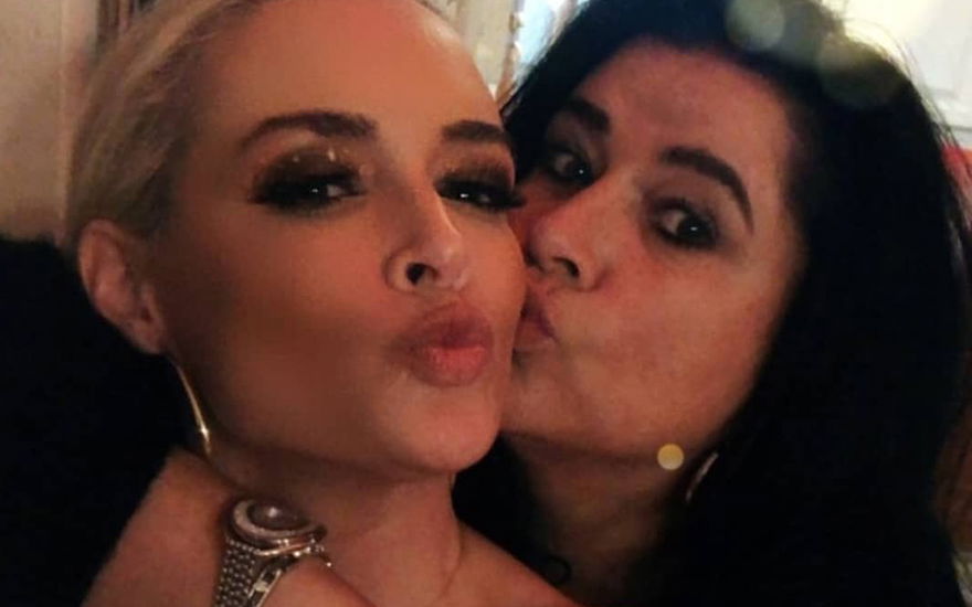 Iris Klein gibt Daniela Katzenberger einen Kuss