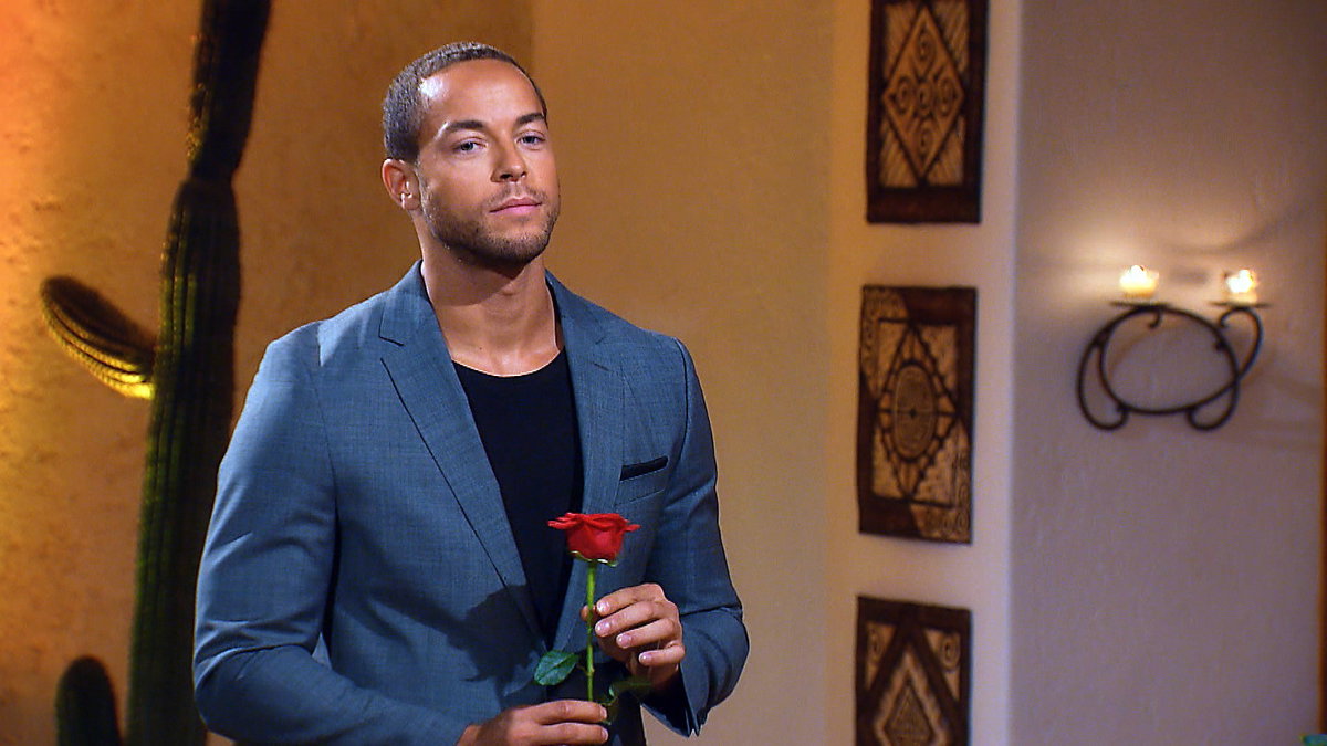 Andrej Mangold mit einer Rose