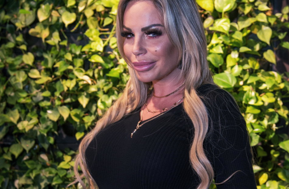 Gina-Lisa Lohfink vor Pflanzenwand
