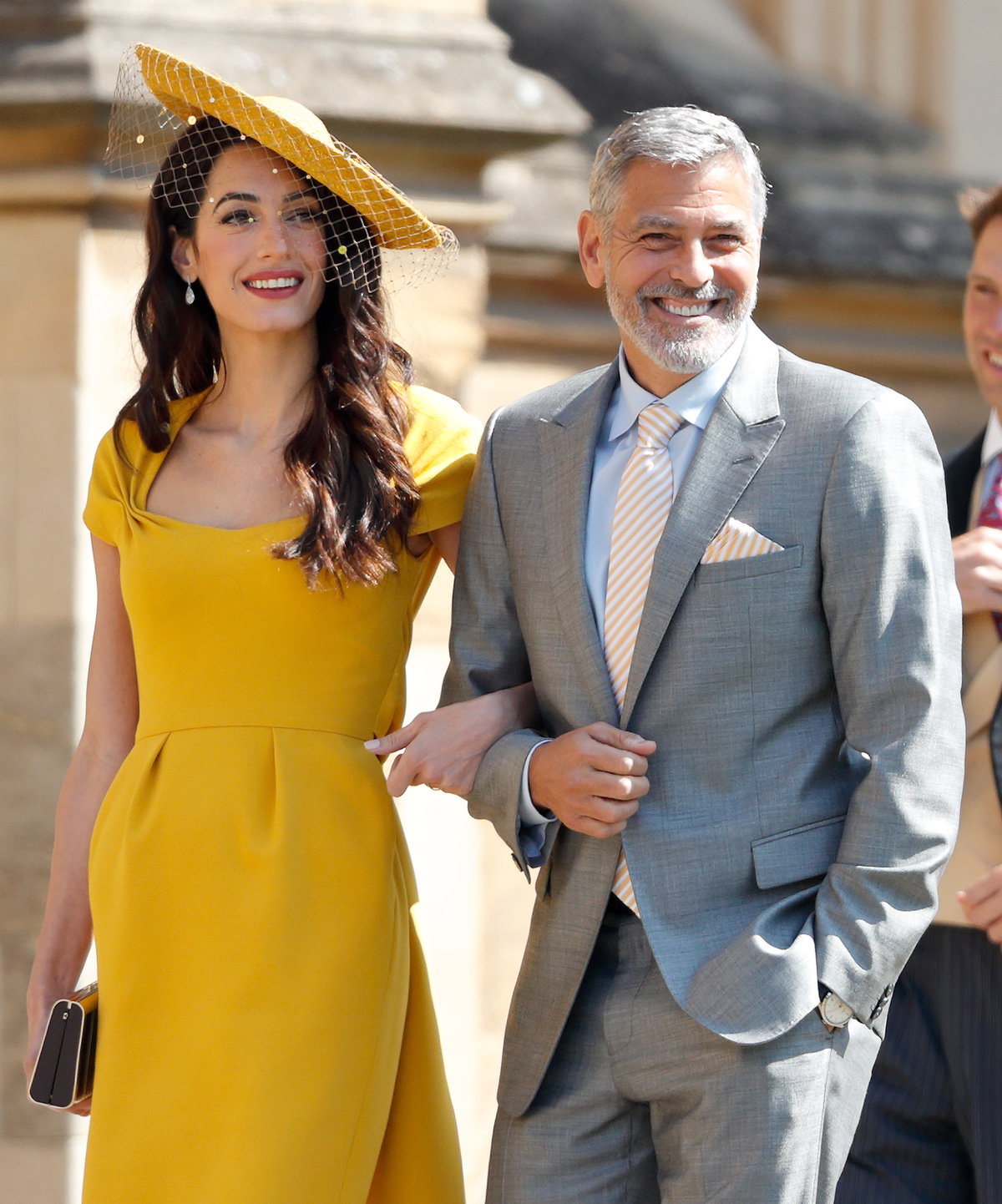 George Clooney und Amal Clooney strahlen.