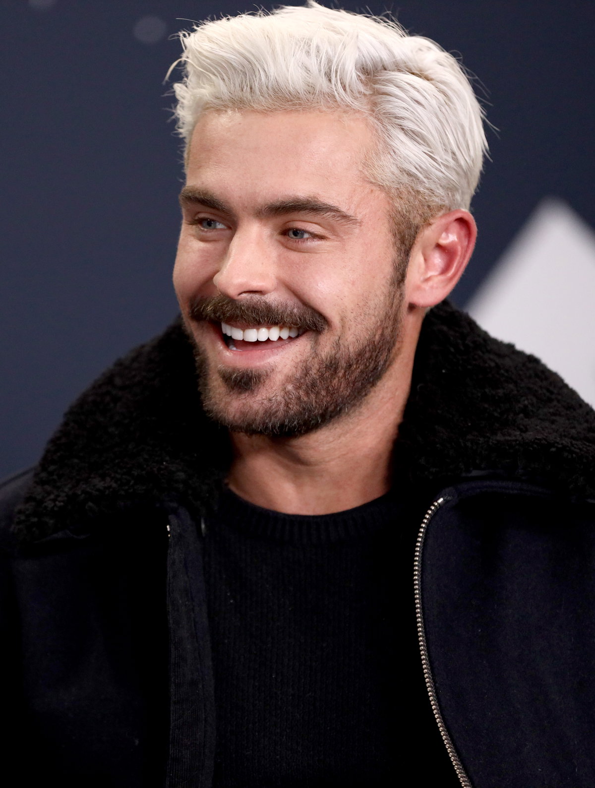 Zac Efron mit blonden Haaren