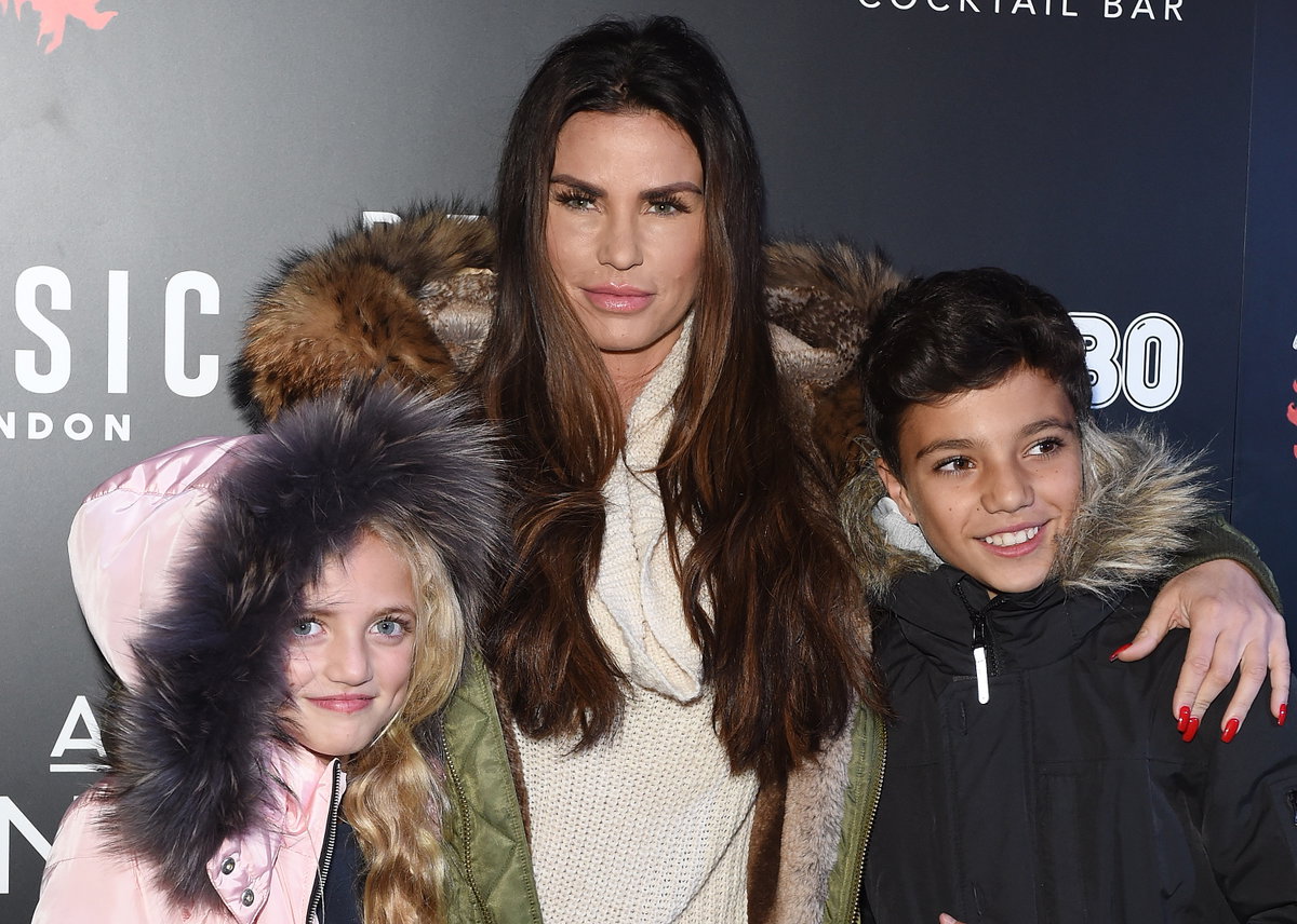 Katie Price mit zwei von ihren fünf Kindern.