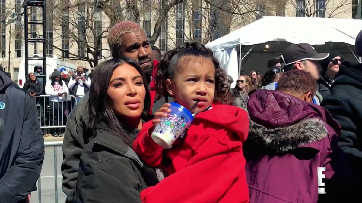Kim Kardashian mit north west auf dem arm