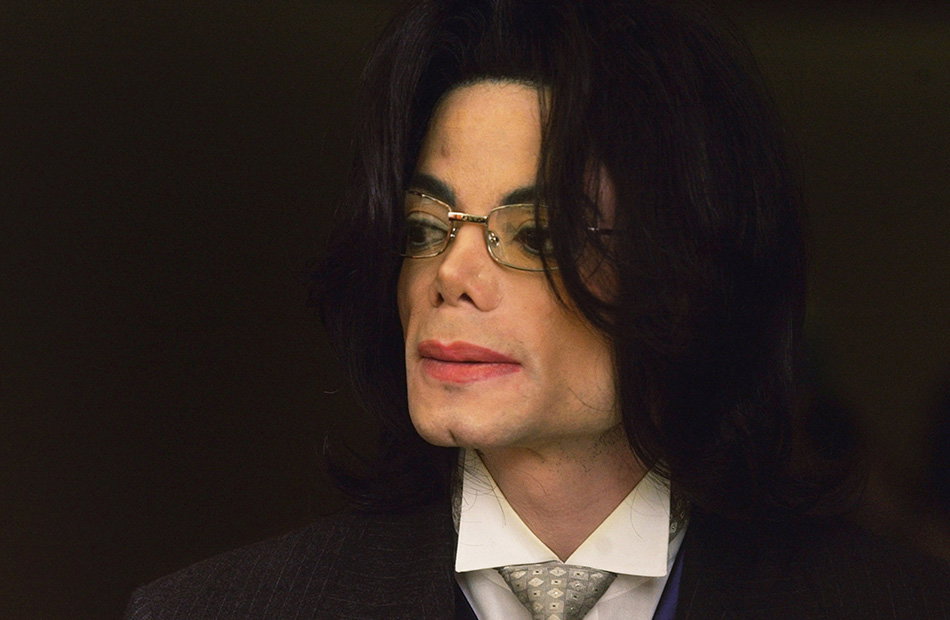 Michael Jackson mit Brille auf guckt zur Seite