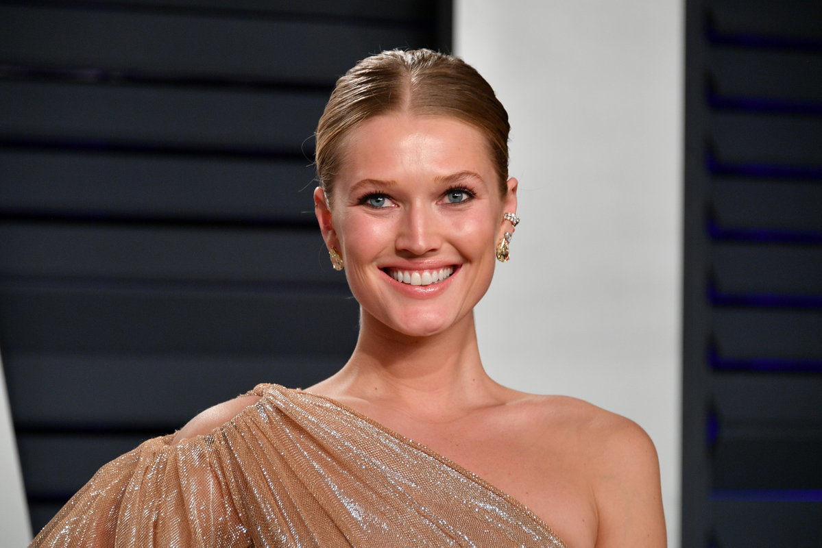 Toni Garrn strahlt übers ganze Gesicht