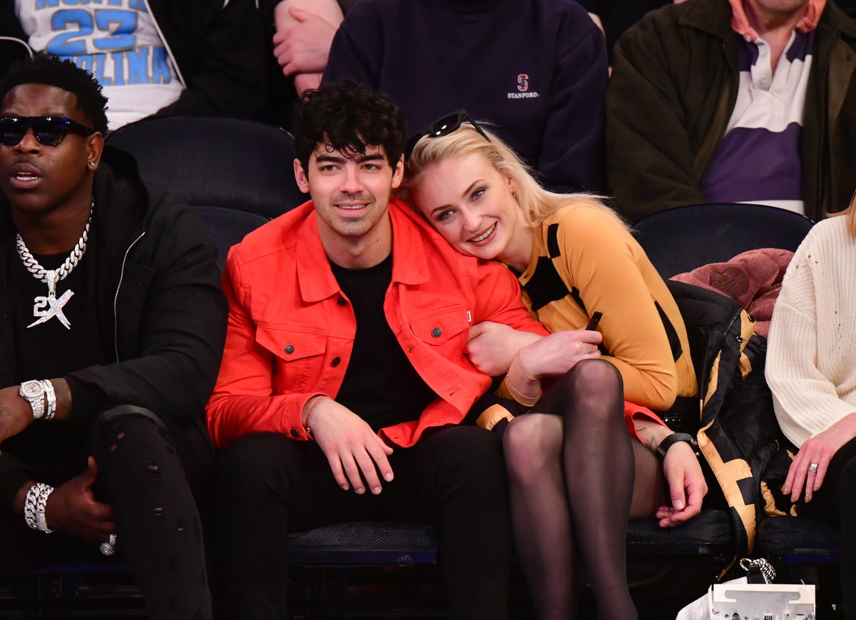 Sophie Turner kuschelt sich lächelnd an Joe Jonas.