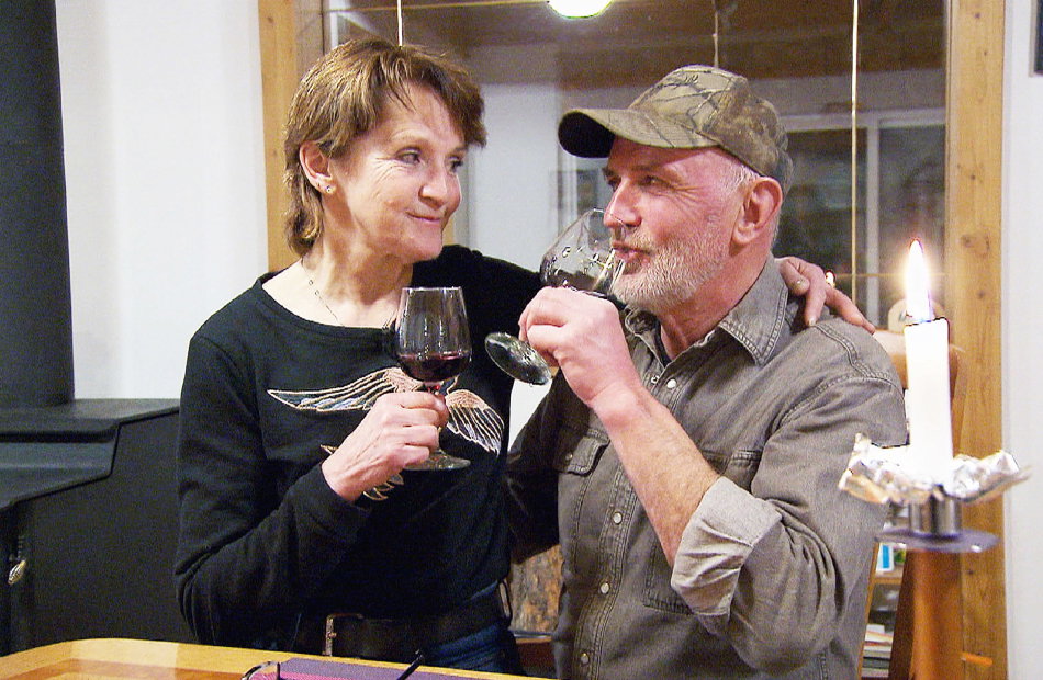 Inge und Andreas mit Weingläsern in der Hand