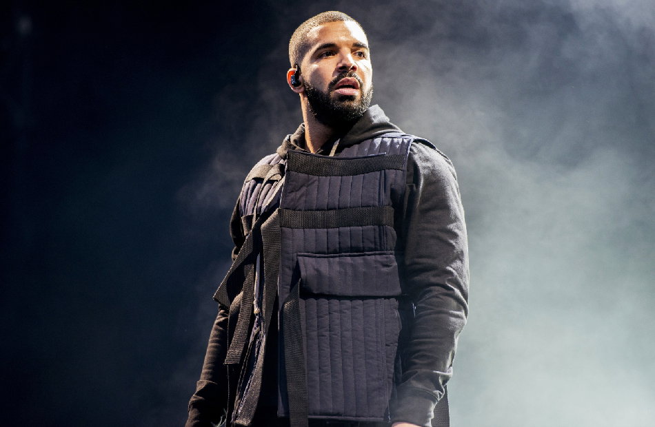 Drake steht im Nebel auf der Bühne