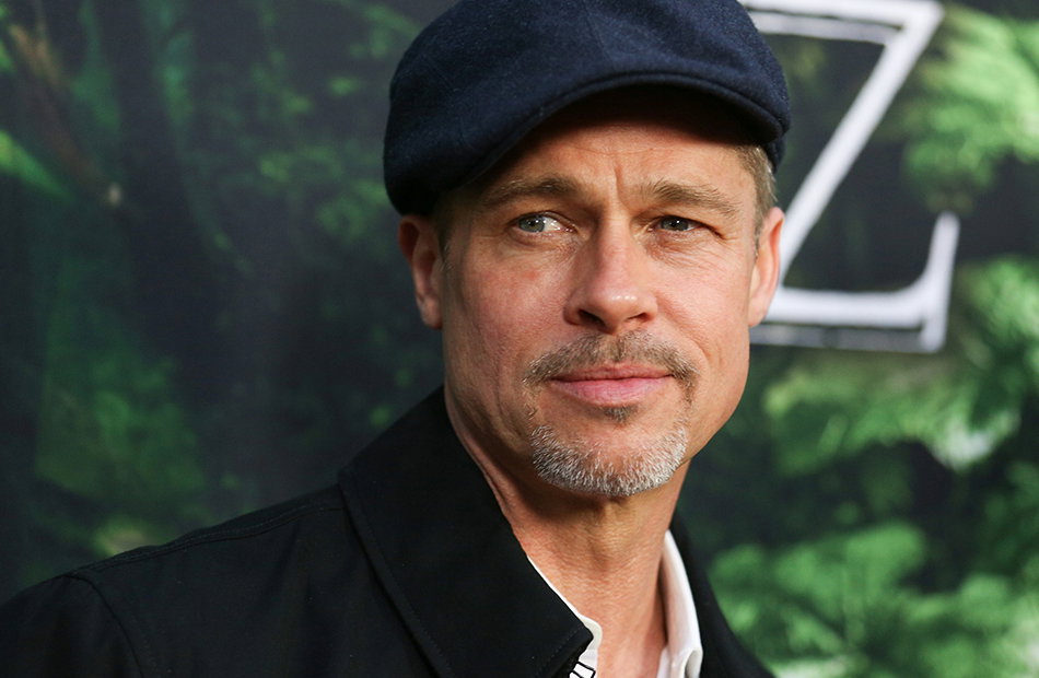 Brad Pitt schaut zur Seite
