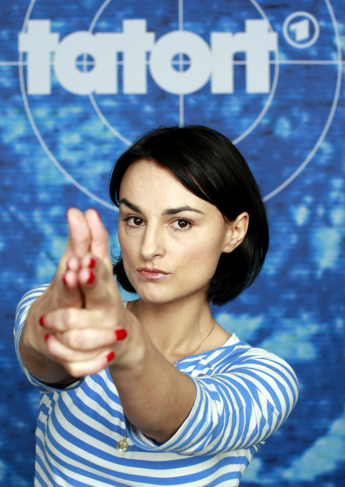 Mimi Fiedler vor der Tatort-Wand